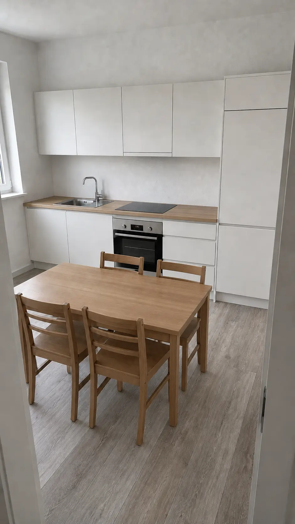 Beispielhafte Küche mit Holztisch und vier Stühlen